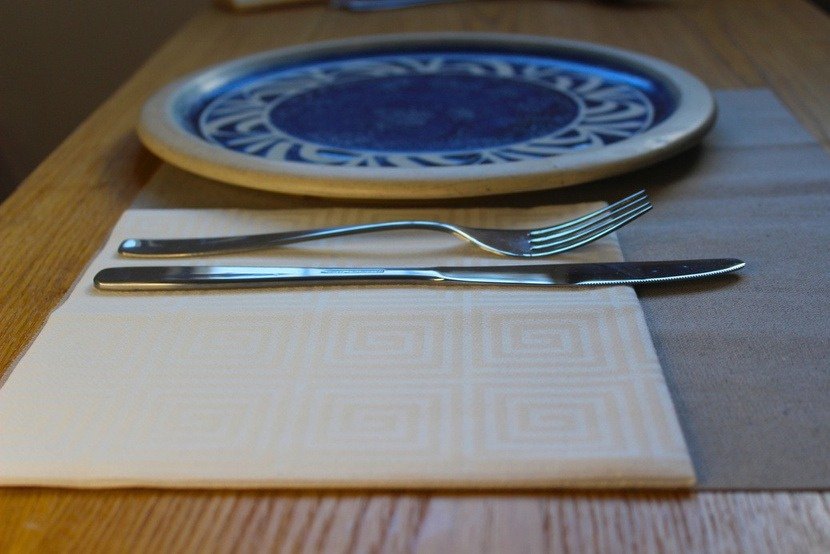 Servilleta tipo tela blanca con greca decorativa