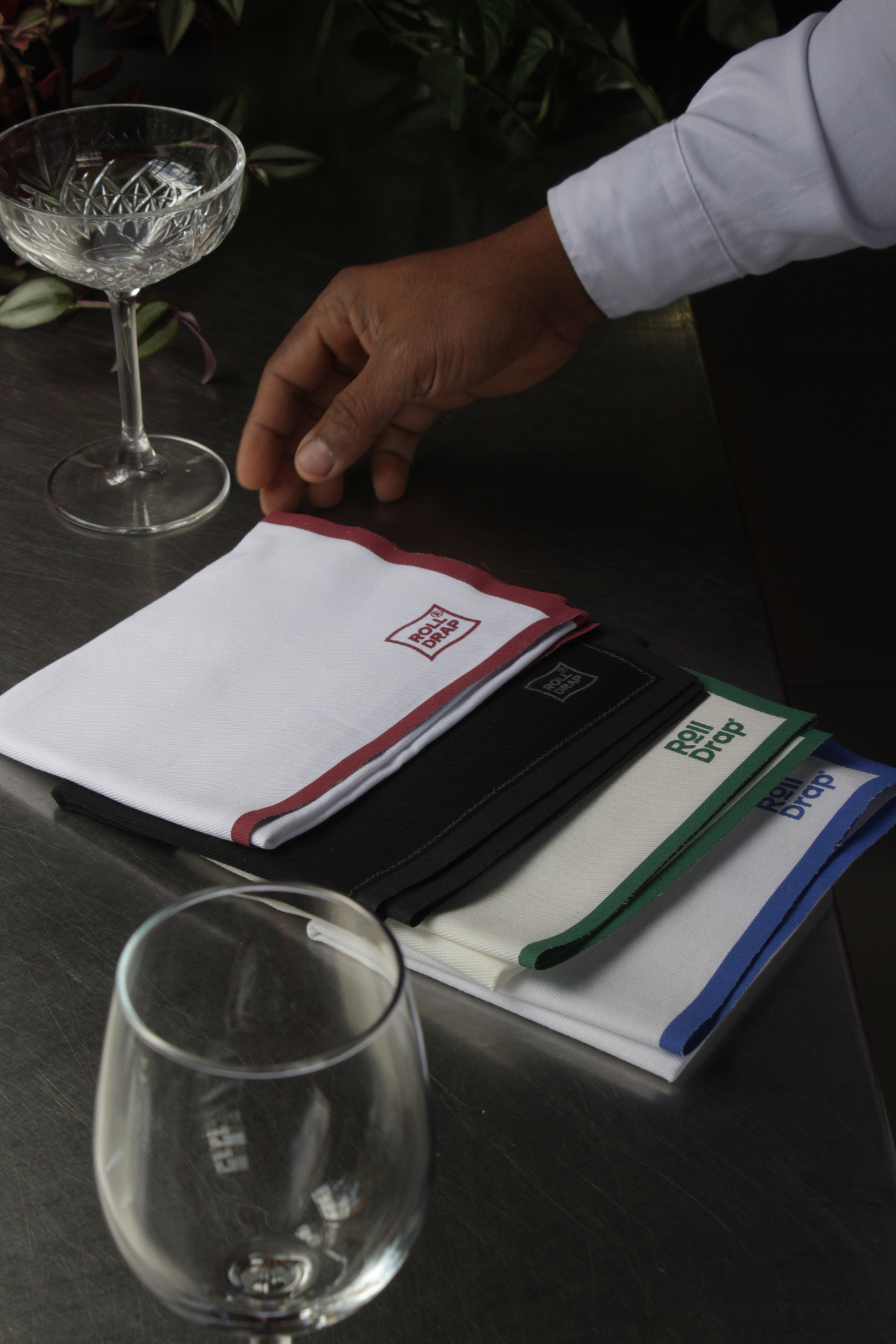Equipo aplicando el código de colores en barra y cocina