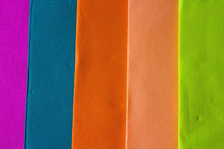 Servilletas de papel punta-punta en varios colores